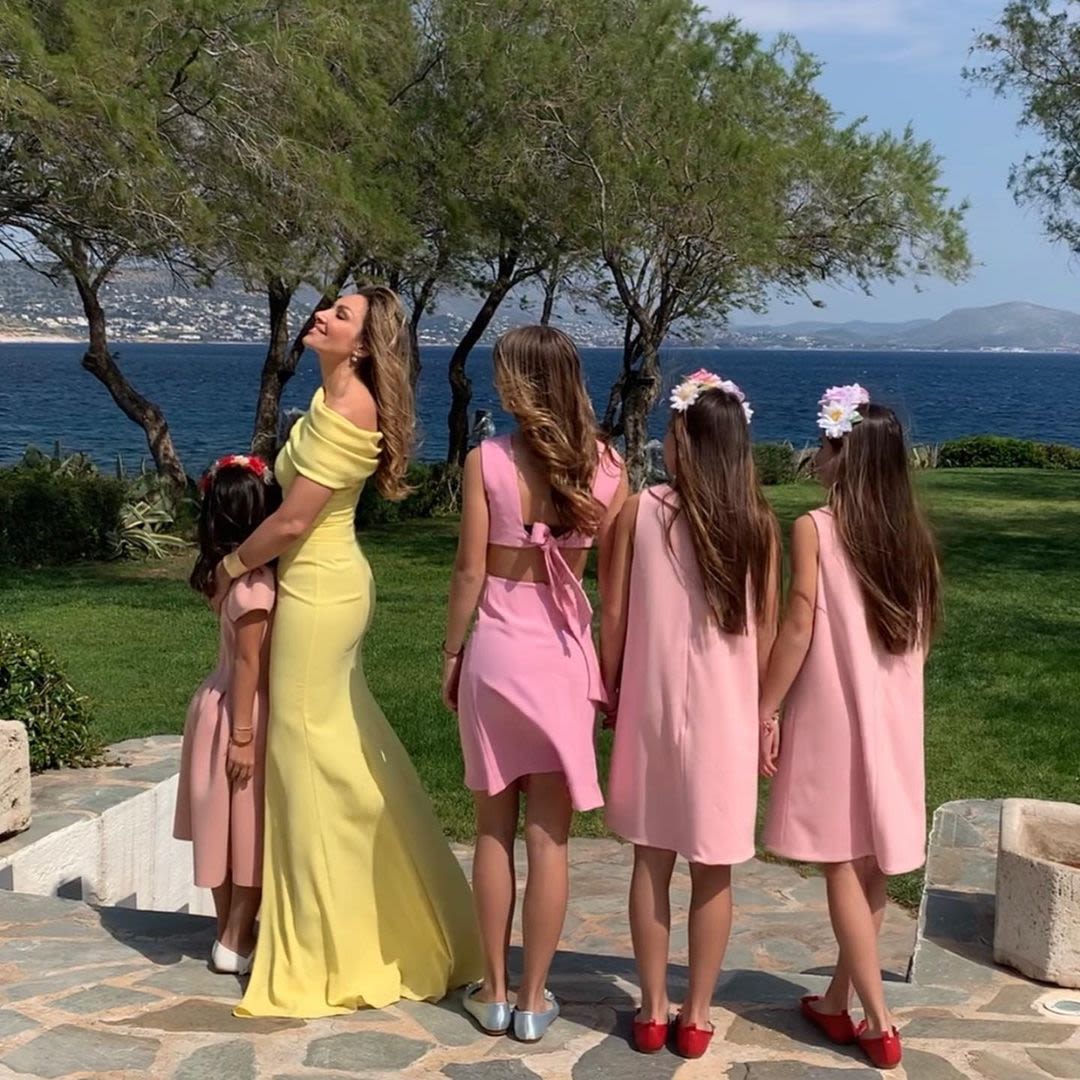 Η Ελένη Πετρουλάκη με τις κόρες της